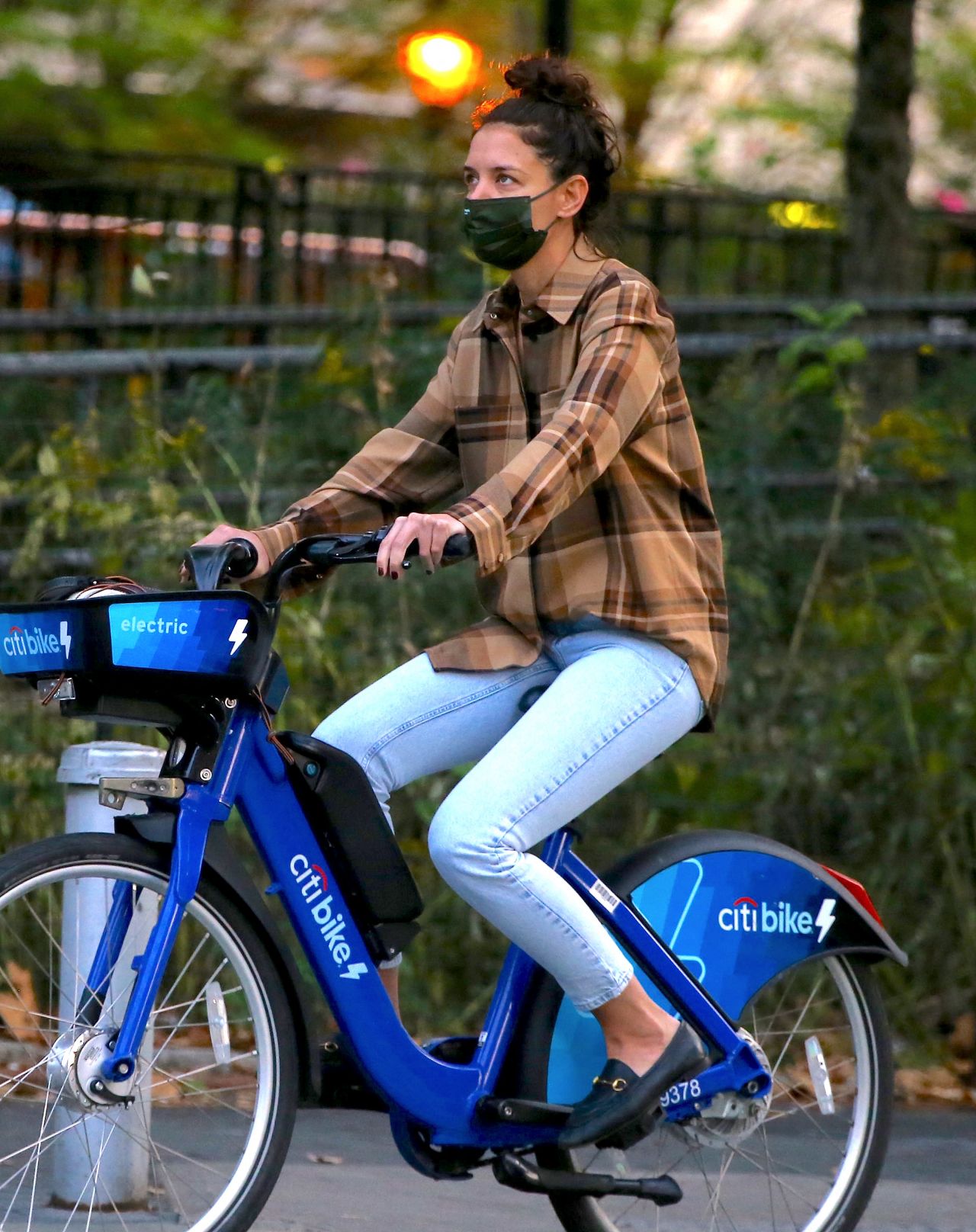 katie-holmes-riding-electric-citi-bike-in-the-lower-manhattan-ny-10-20-2020-1.jpg