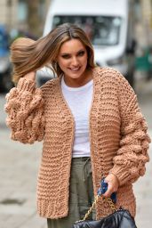 Kelly Brook in a Chunky Knitted Cardigan and Khaki Joggers - London 10/14/2020