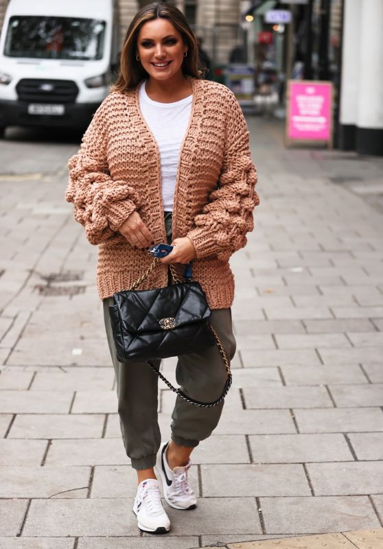 Kelly Brook in a Chunky Knitted Cardigan and Khaki Joggers - London 10/14/2020