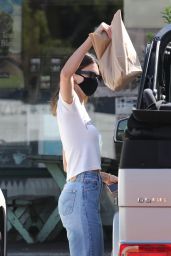Kendall Jenner Picks up Food and a Fresh Juice Drink in Malibu 10/06/2020