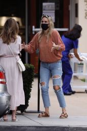 Molly Sims in Ripped Jeans - Santa Monica 10/24/2020 • CelebMafia