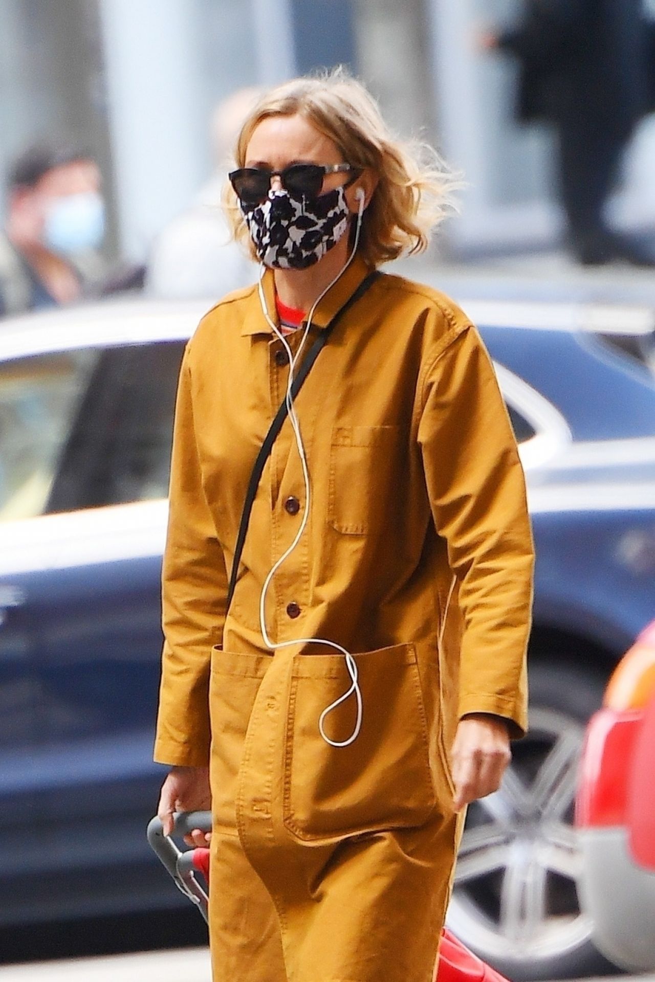 naomi-watts-in-a-yellow-coat-shopping-in-tribeca-10-02-2020-2.jpg