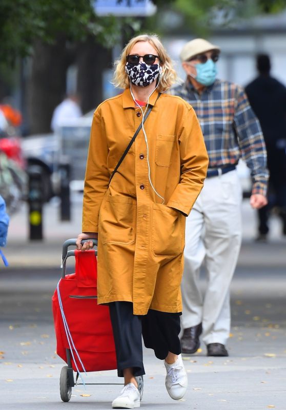Naomi Watts in a Yellow Coat - Shopping in Tribeca 10/02/2020 • CelebMafia