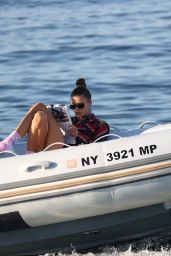 Nina Agdal - Boat Ride in New York 10/04/2020