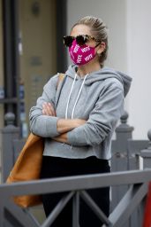 Sarah Michelle Gellar - Wearing a Mask That Says Vote in Los Angeles 10/04/2020