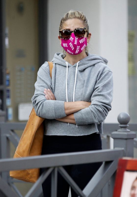 Sarah Michelle Gellar - Wearing a Mask That Says Vote in Los Angeles 10/04/2020