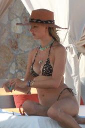 Alessandra Ambrosio in Cabo San Lucas 11/02/2020