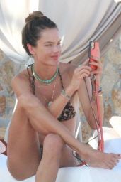 Alessandra Ambrosio in Cabo San Lucas 11/02/2020