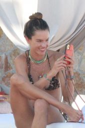 Alessandra Ambrosio in Cabo San Lucas 11/02/2020