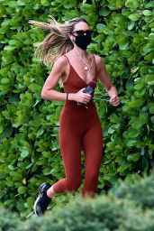 Candice Swanepoel in Skintight Workout Gear 11/10/2020