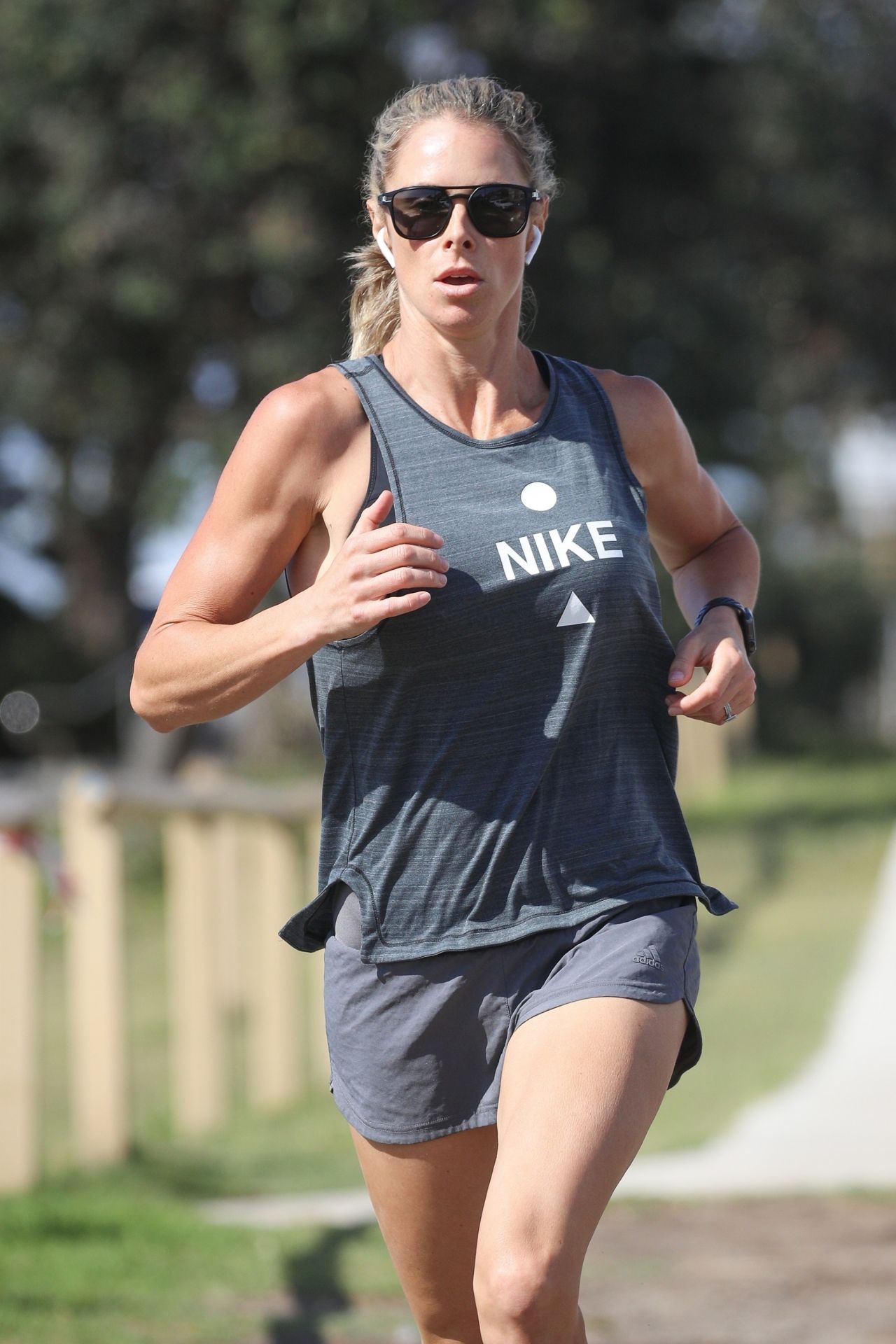 Candice Warner - Morning Run in Sydney 11/25/2020 • CelebMafia