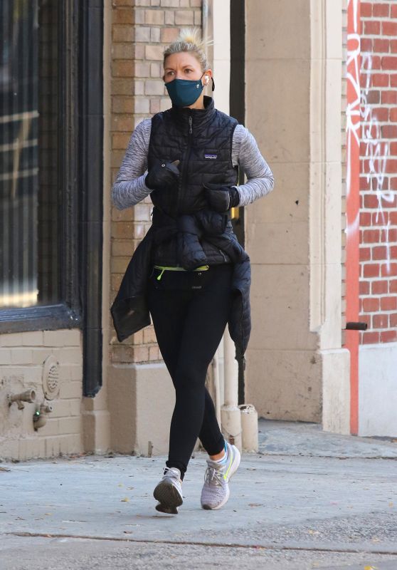 Claire Danes - Jogging in NYC 11/20/2020