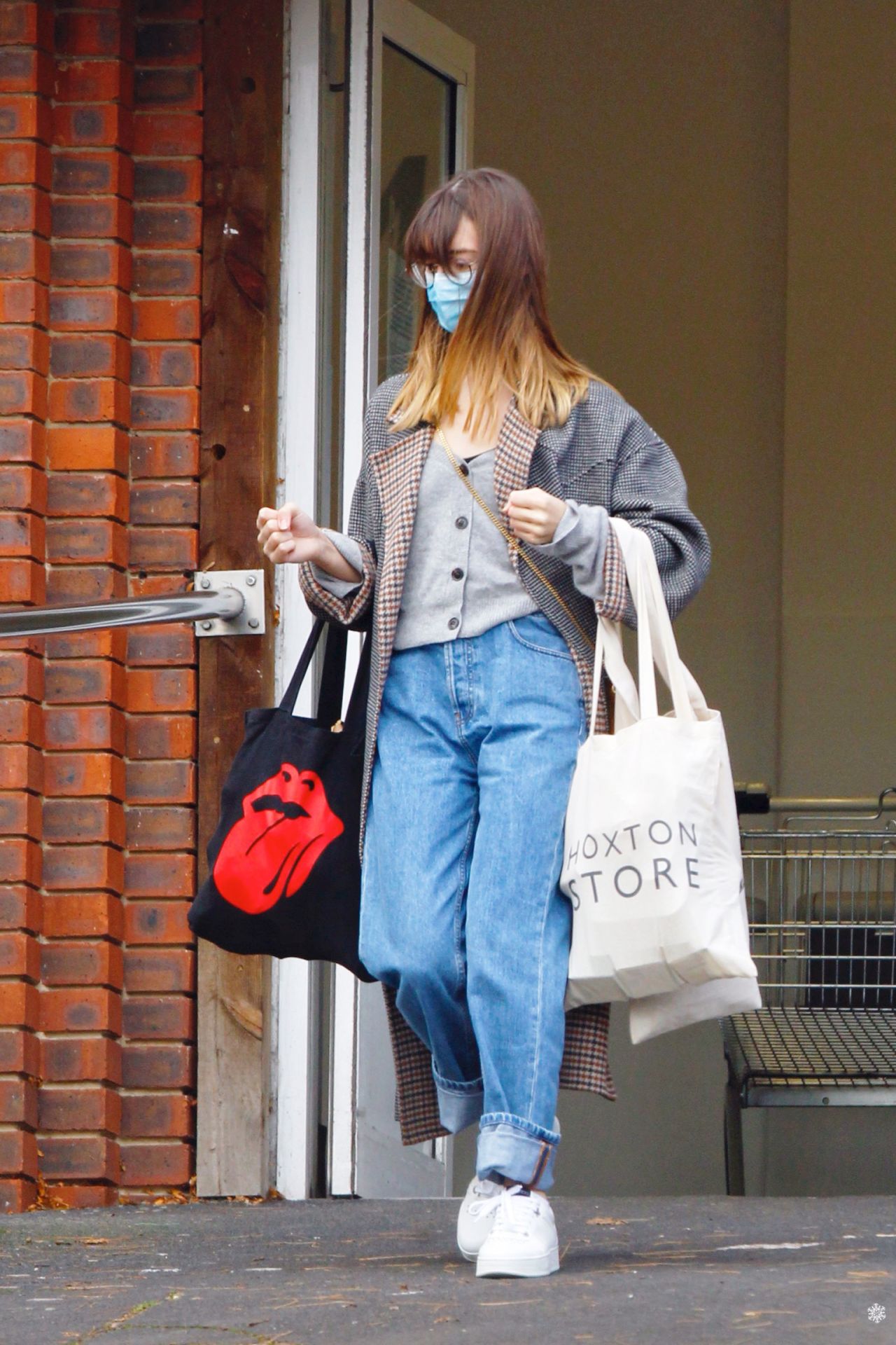 daisy-edgar-jones-grocery-shopping-at-marks-spencer-in-london-11-06-2020-0.jpg