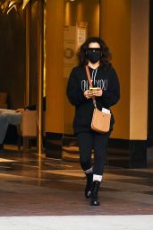 Eva Longoria Wearing Socks Printed With Her Sons Face - Los Angeles 23.11.2020 x28