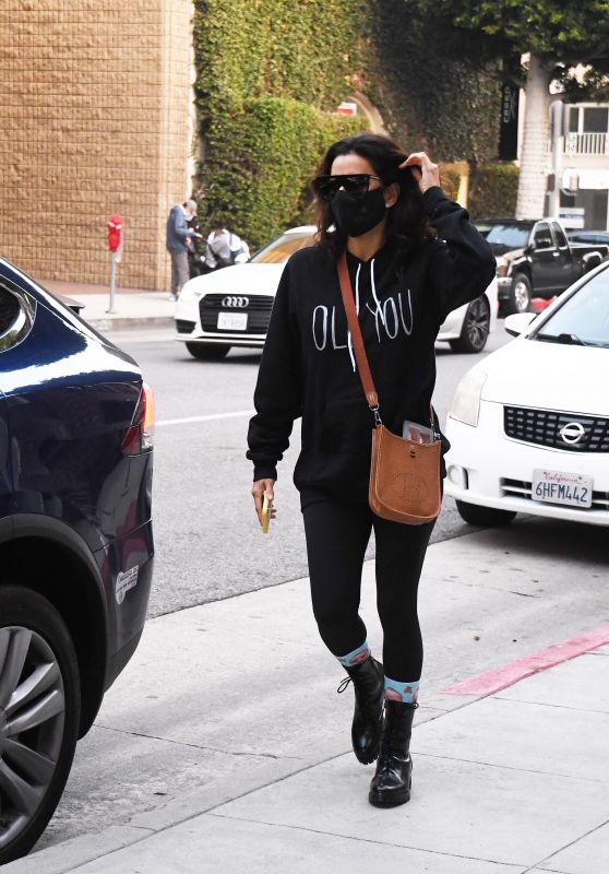Eva Longoria Wearing Socks Printed With Her Sons Face - Los Angeles 23.11.2020 x28