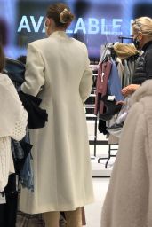 Gigi Hadid - Shopping at the ZARA Store in King Of Prussia, Pennsylvania 11/24/2020