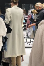 Gigi Hadid - Shopping at the ZARA Store in King Of Prussia, Pennsylvania 11/24/2020