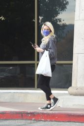 Holly Madison - Leaving a Grocery Store in LA 11/22/2020