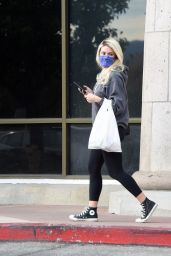 Holly Madison - Leaving a Grocery Store in LA 11/22/2020