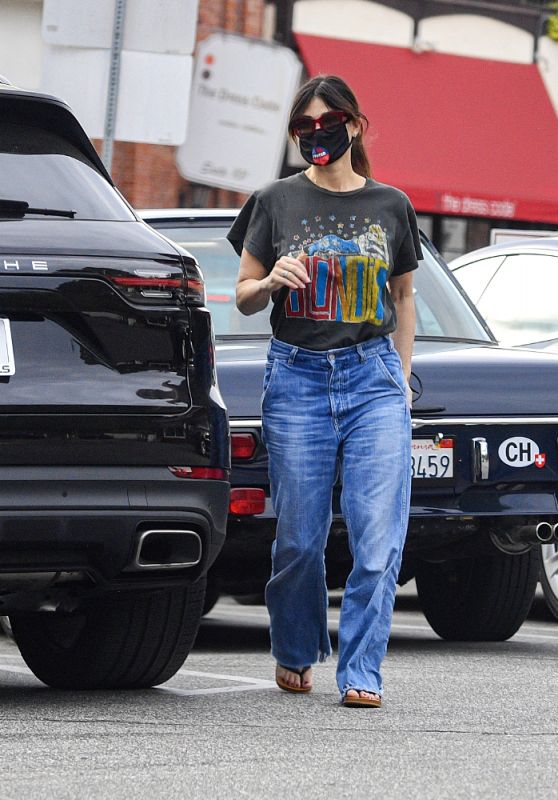 Idina Menzel in Casual Outfit at Sweet Rose Creamery in Brentwood 11/06/2020