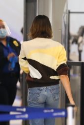 Kaia Gerber - Flying Out of LA 11/23/2020