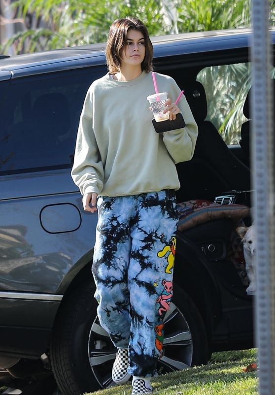 Kaia Gerber in Sweats in West Hollywood 11/18/2020