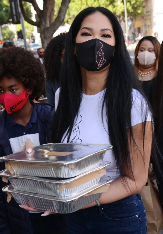 Kimora Lee Simmons - Thanksgiving Meals to the Homeless in LA 11/24/2020