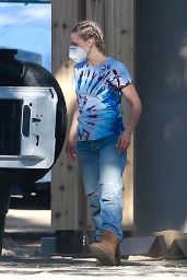 Kristen Bell at Her New House 11/19/2020