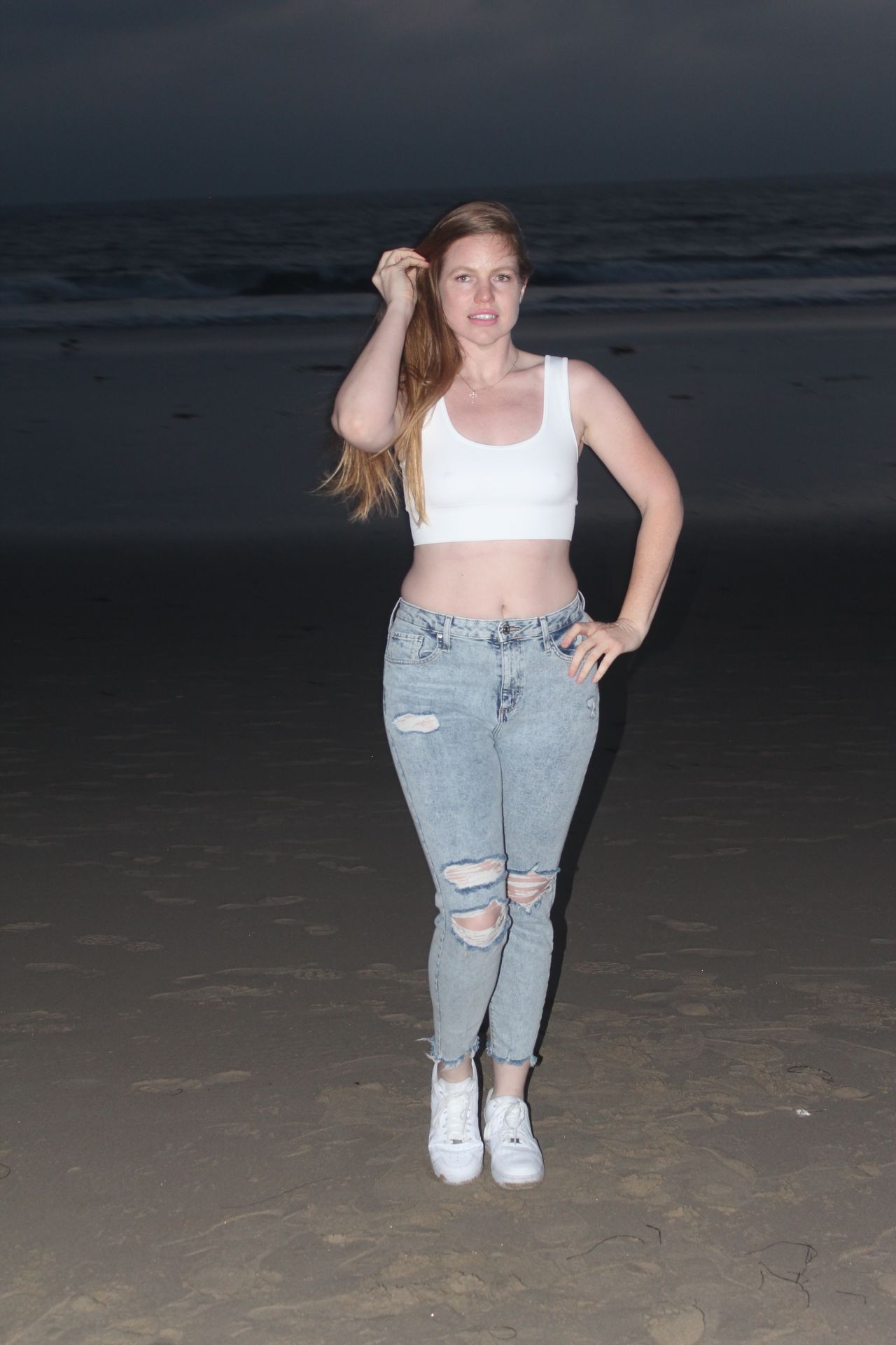 Lauren Ashley - Beach in Los Angeles 11/26/2020 • CelebMafia