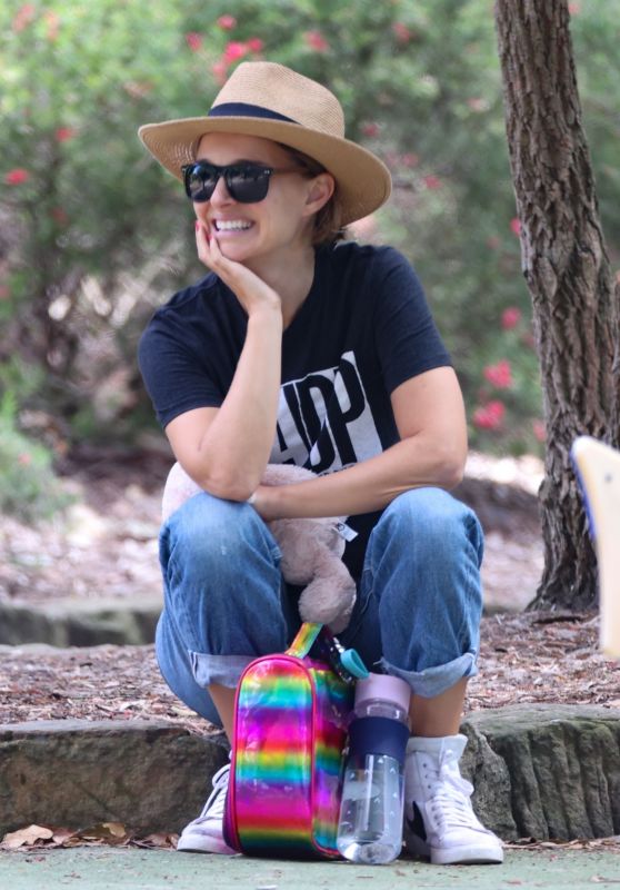 Natalie Portman - Visiting a Park in Sydney 11/24/2020