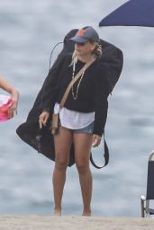 Sarah Michelle Gellar - Beach in Malibu 11/06/2020 • CelebMafia