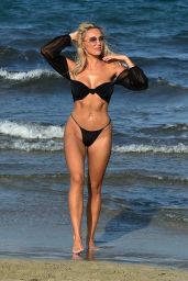Amber Turner in a Black Bikini on the Beach in Dubai 12/27/2020