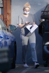 Ariel Winter in Casual Outfit - Studio City 12/16/2020