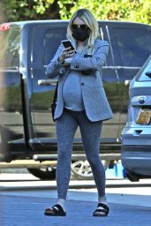Emma Roberts Outfit 12/01/2020