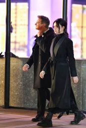  Hailee Steinfeld and Jeremy Renner - Filming a Scene for "Hawkeye" in NY 12/09/2020