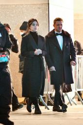 Hailee Steinfeld and Jeremy Renner - Filming a Scene for "Hawkeye" in NY 12/09/2020
