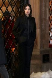Hailee Steinfeld Stands Next to Sanata Clause - "Hawkeye" Set in Manhattan 12/11/2020
