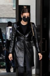 Hailey Rhode Bieber Street Style - Leaving Her Apartment in NYC 12/01/2020