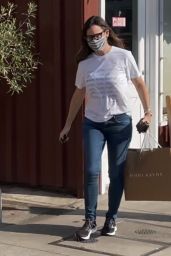 Jennifer Garner at the Brentwood Country Mart 12/10/2020