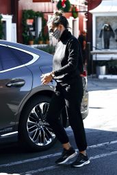 Jennifer Garner in All Black - Shopping at the Brentwood Mart 12/09/2020
