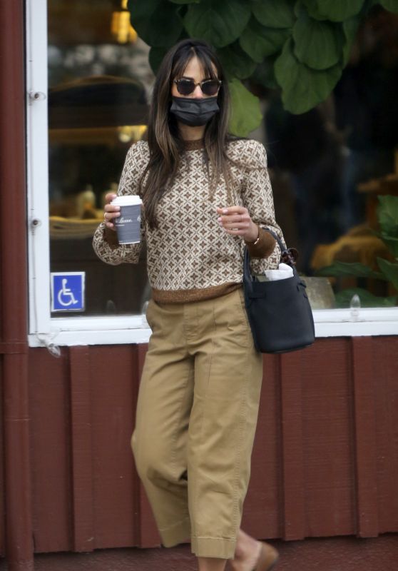 Jordana Brewster - Christmas Shopping at the Brentwood Country Mart 12/24/2020