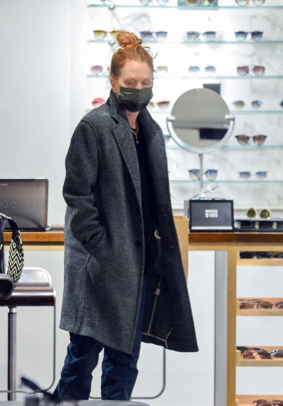 Julianne Moore - Shopping for Glasses in NY 12/03/2020