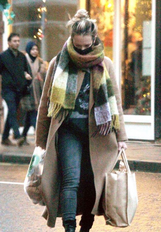 Kara Tointon - Picks up her Christmas Turkey in London 12/23/2020