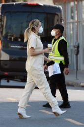 Kate Hudson - "Truth Be Told" Filming in Los Angeles 12/11/2020