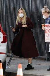 Kate Hudson - "Truth Be Told" Filming in Los Angeles 12/11/2020