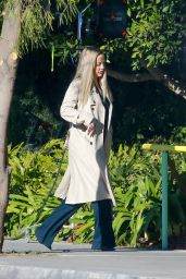 Kate Hudson - "Truth Be Told" Filming in Los Angeles 12/16/2020