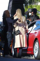 Kate Hudson - "Truth Be Told" Filming in Los Angeles 12/16/2020