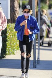 Kristen Stewart - Shopping in Malibu 12/18/2020