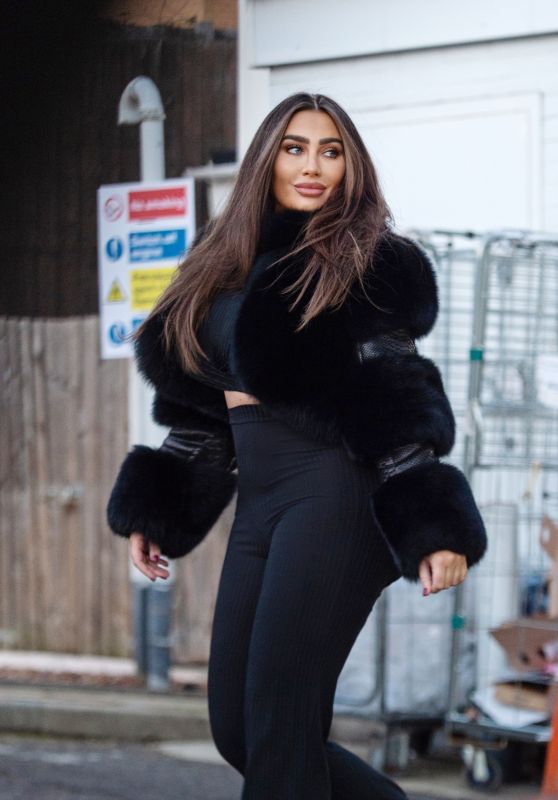 Lauren Goodger at Petrol Station in Chigwell 12/27/2020