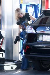 Malin Akerman in Flare Jeans and a Vintage Tee at a Gas Station in Los Feliz 12/20/2020